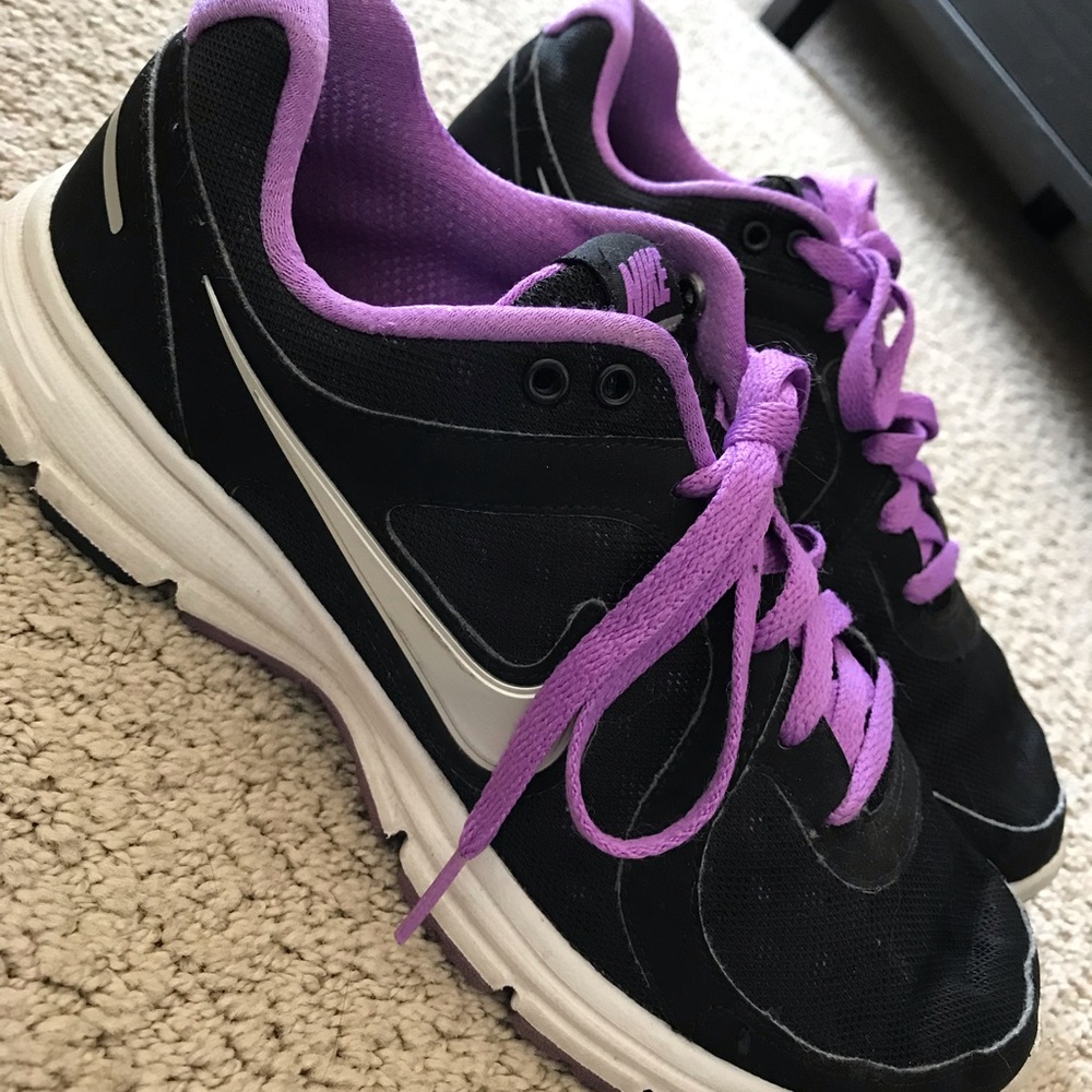 Nike Shows / Women’s Size 9.5 US